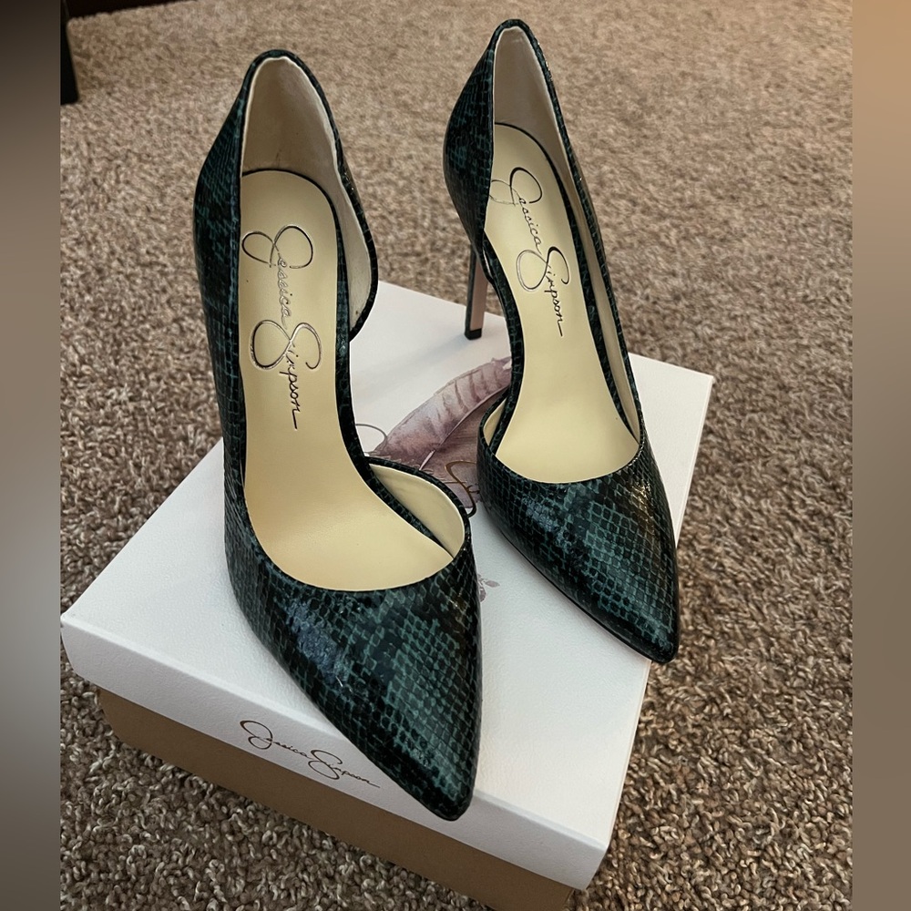 Jessica Simpson Prizmq in rainforest green.